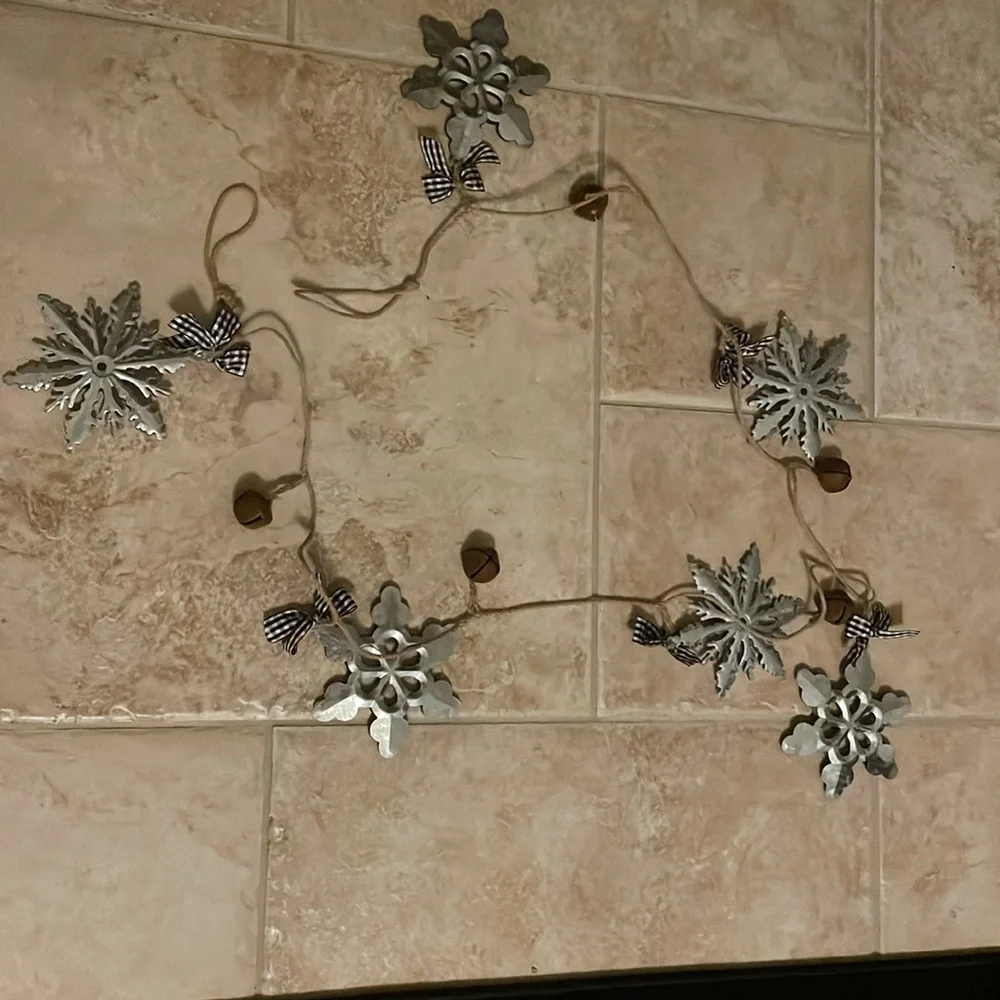 Metal snowflakes garland